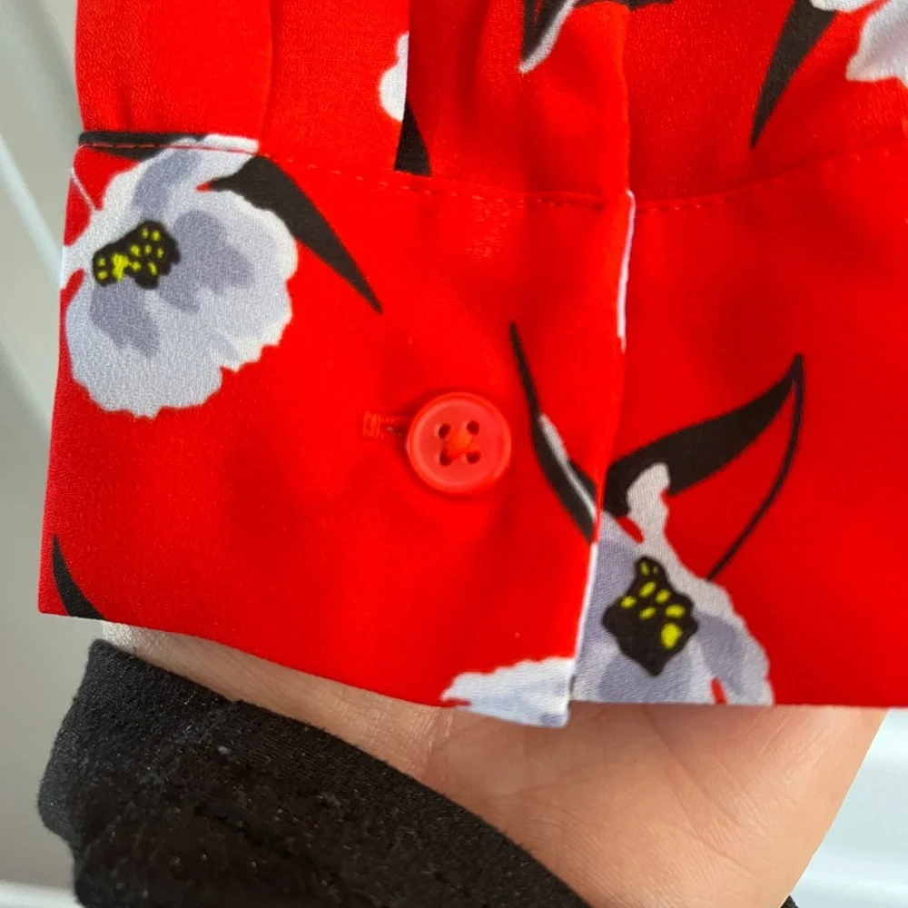 Ann Taylor Red and White Floral Blouse - L - Picture 4 of 6